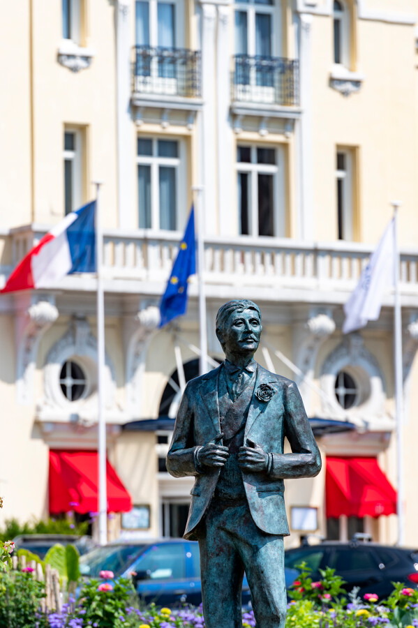 Statue Proust devant le Grand Hôtel