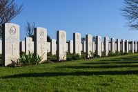 douvres-la-delivrande-cimetiere-militaire-tombes-credit-mathilde-lelandais