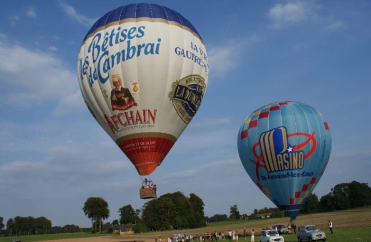 Décollage de deux montgolfières en Normandie