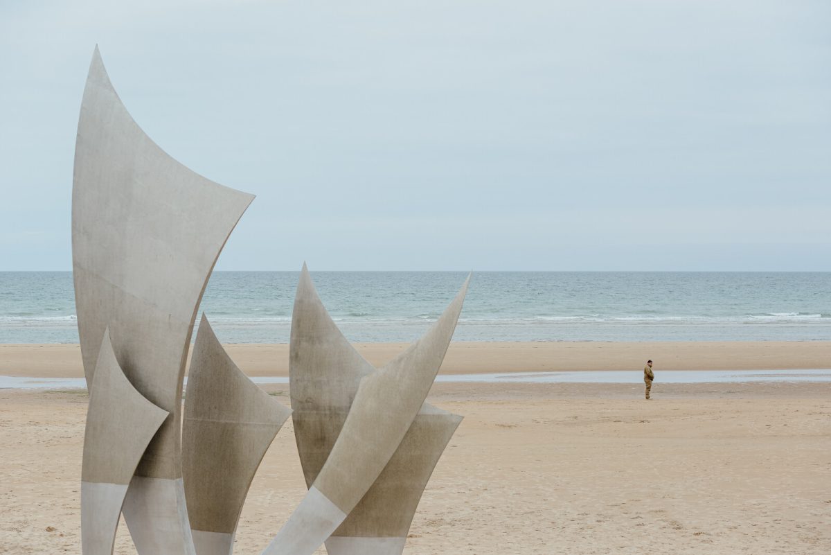 Omaha Beach et la sculpture "Les Braves"