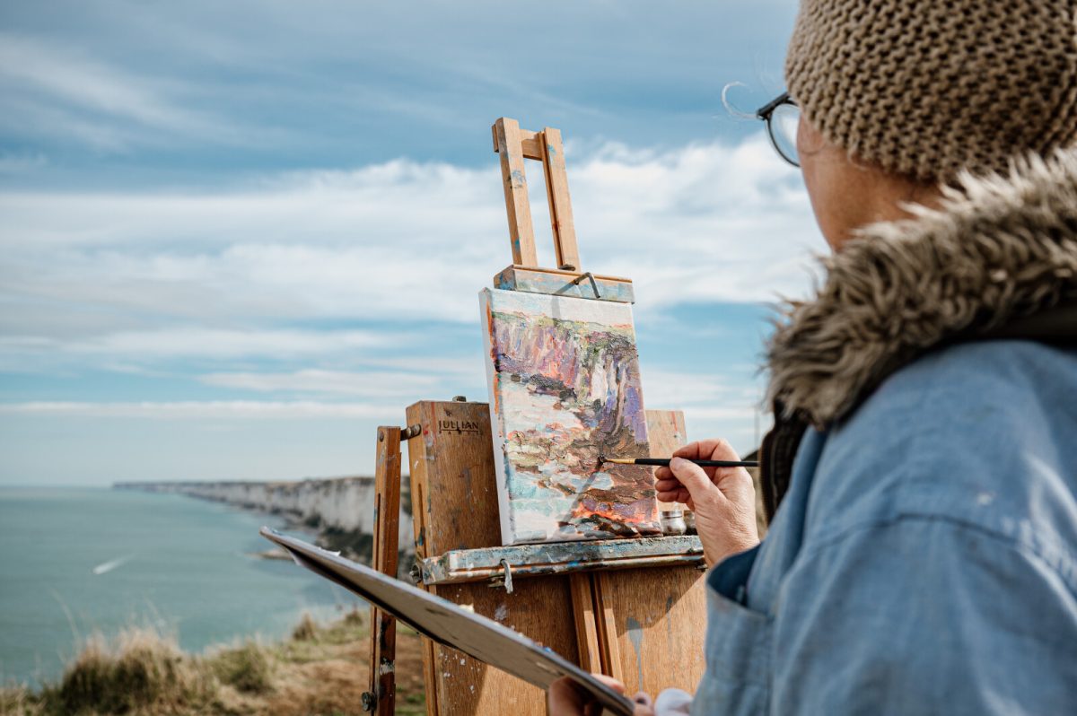 Cours de peinture avec vue sur la côte d'Albâtre en fond