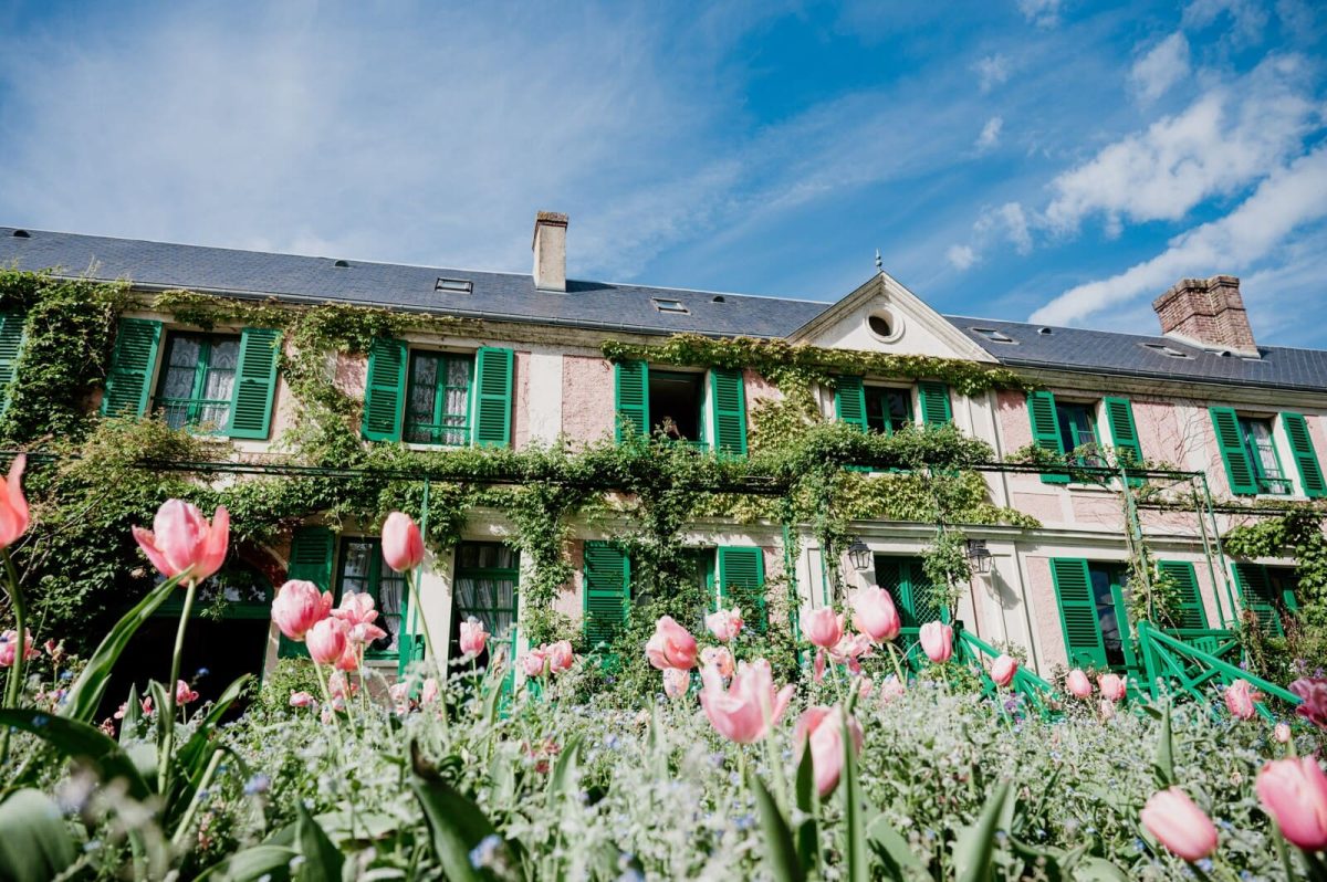 Vue de l'extérieur de la maison de Claude Monet à Giverny
