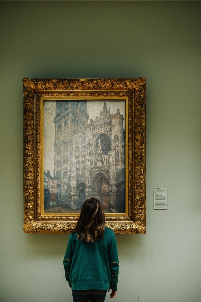 Petite fille devant le tableau "La cathédrale de Rouen" de Monet 