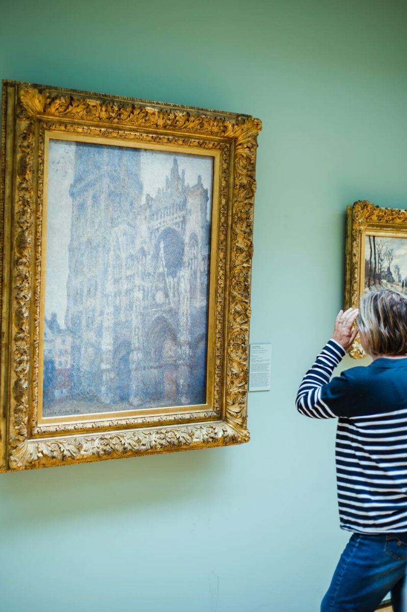 Personne devant le tableau la cathédrale de Claude Monet au sein du musée des Beaux-Arts de Rouen 
