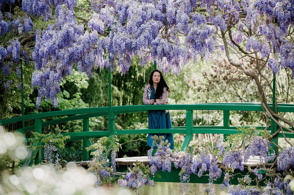 Personne sur le pont japonais du jardin de la maison de Claude Monet 