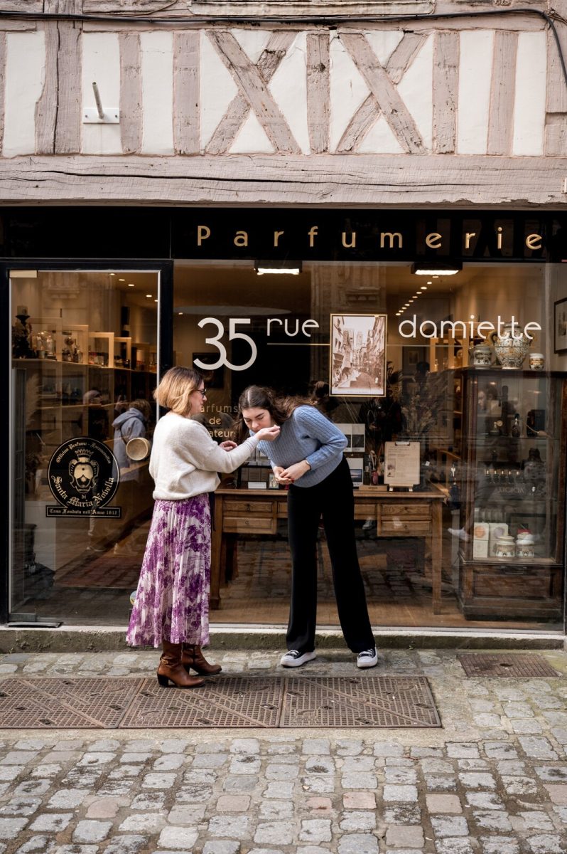 Sentir à l'extérieur de la boutique son parfum à Atelier de parfum à la parfumerie Damiettes à Rouen